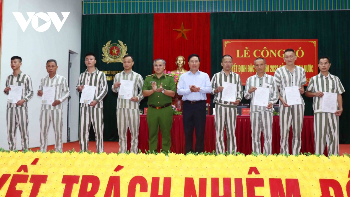 Deputy PM grants parole to 71 prisoners in Vinh Phuc